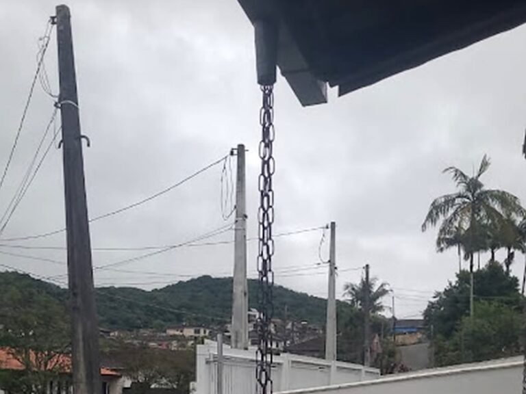 Saida de água com corrente